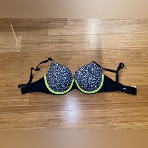 VS PINK women’s multi-color bra. Size 32dd. Great condition